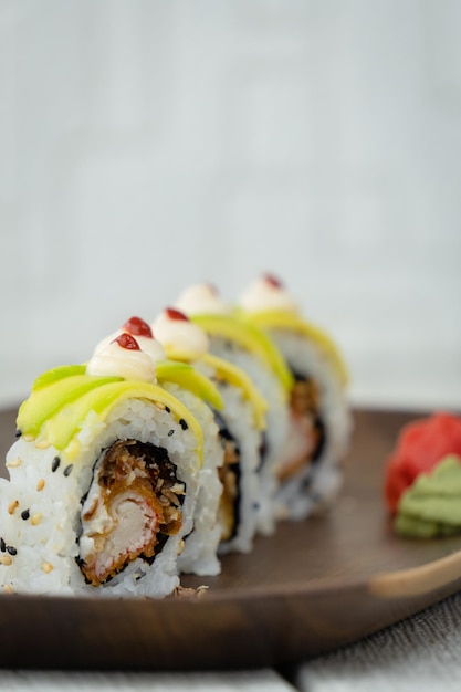 rollo de sushi con wasabi