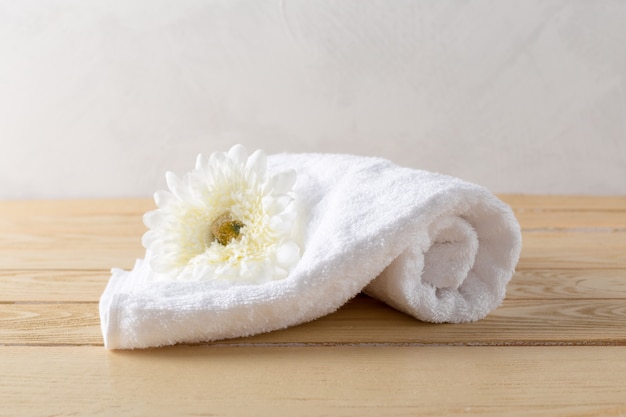Foto rollo de toallas con flor