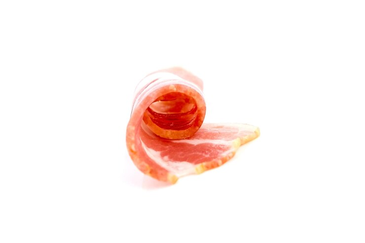 Rollo de tocino carne de cerdo ahumada cruda aislada sobre fondo blanco