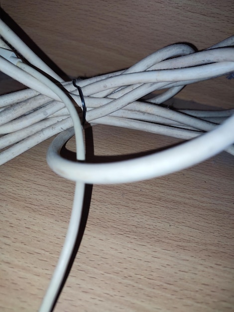 Rollos de alambre blanco para cables eléctricos