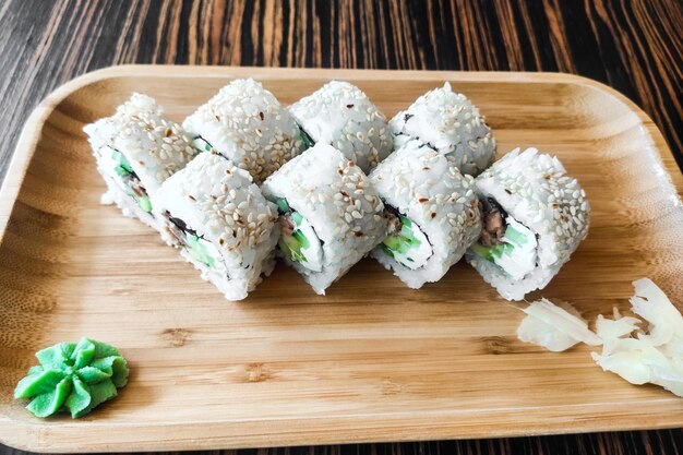 Rollos con atún aguacate y nori closeup