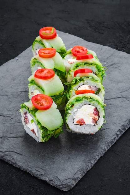 Rollos con atún y ensalada chukka