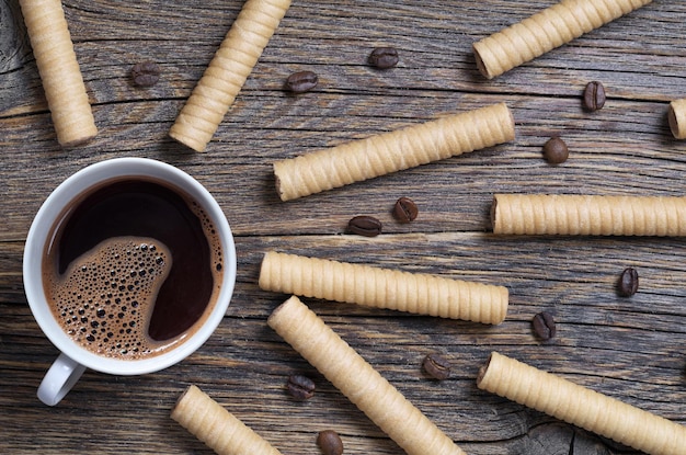 Rollos de barquillos de chocolate y café