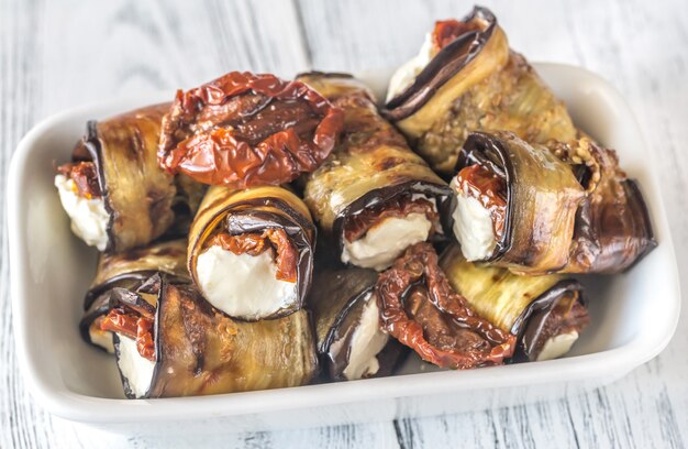 Rollos de berenjena con queso crema y tomates secados al sol