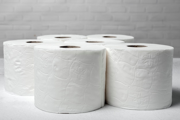 Rollos blancos de papel higiénico