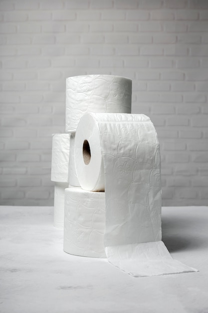 Rollos blancos de papel higiénico