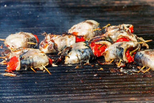 Rollos de caballa con pimiento cocido a la parrilla