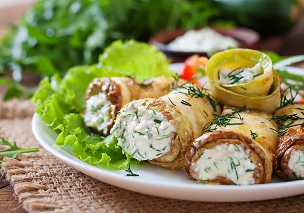 Rollos de calabacín con queso y eneldo