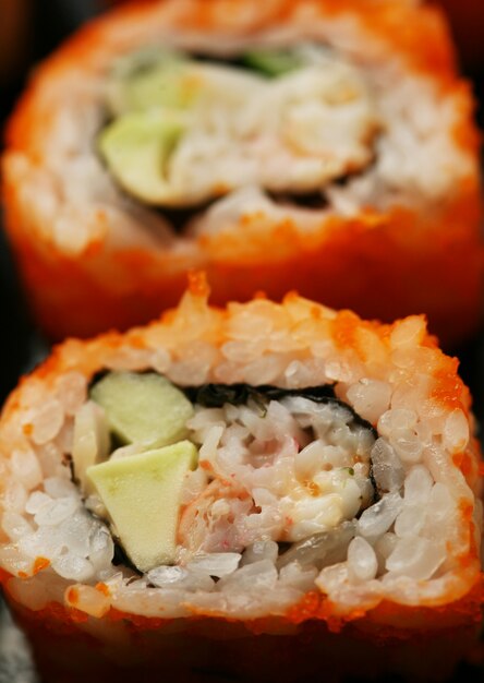 Rollos de camarones, cangrejo y aguacate