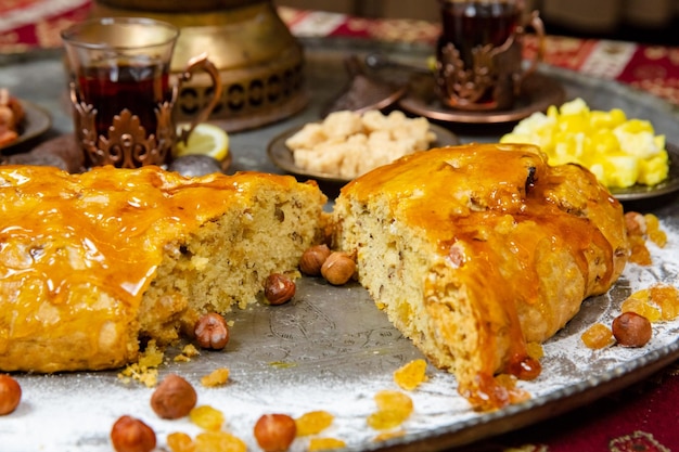 Rollos de canela con caramelo de manzana y concepto de horneado de otoño de nuez