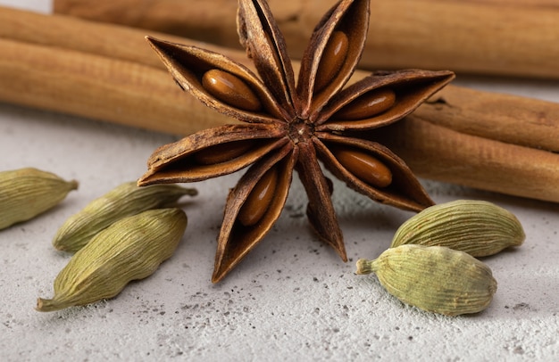 Rollos de canela, cardamomo y anís closeup sobre un fondo poroso foto de estudio