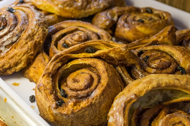 Rollos de canela caseros dulces frescos