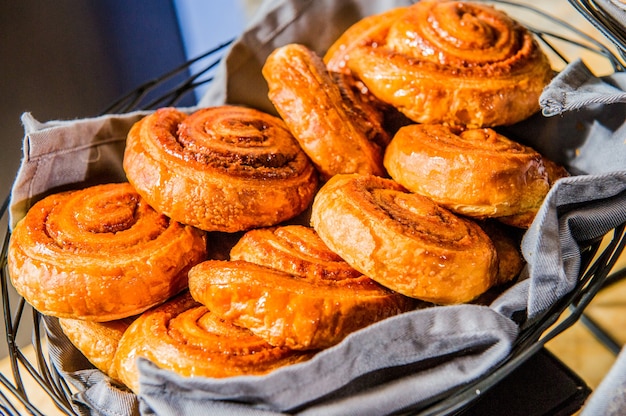 Rollos de canela caseros dulces frescos