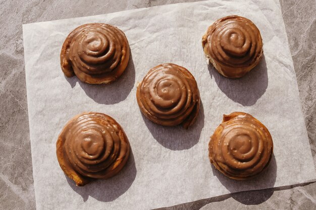 Rollos de canela y crema. Fiesta del té. Naturaleza muerta.