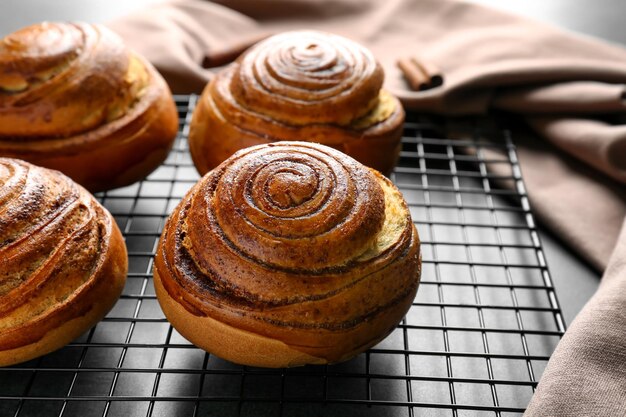 Rollos de canela dulce en rejilla para enfriar