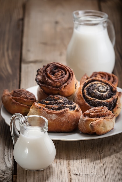 Rollos de canela y leche en la mesa de madera