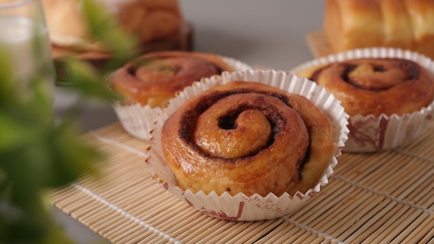 Rollos de canela en un plato. Deliciosos pasteles dulces en la mesa de la cocina. estilo rústico.