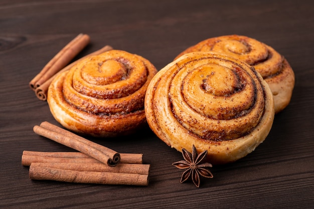 Rollos de canela recién horneados en mesa marrón