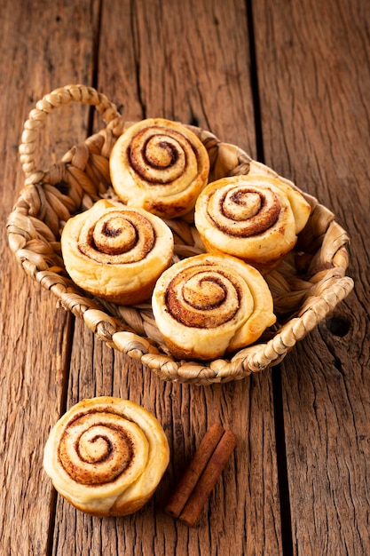 Rollos de canela sobre fondo de madera