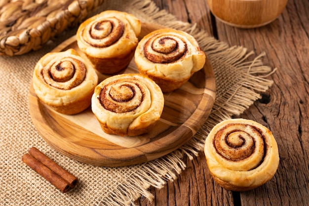 Rollos de canela sobre fondo de madera