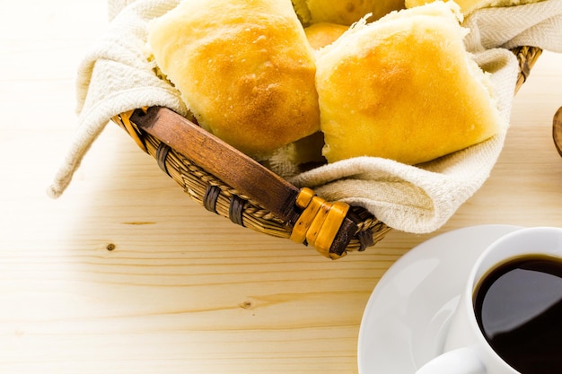 Rollos de cena de masa fermentada recién horneados sobre la mesa.