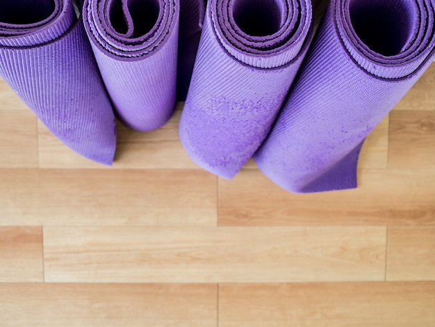 Foto rollos de colchonetas de yoga que quedan en la sala de gimnasia de yoga.