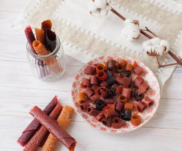 Foto rollos de frutas pastelados feitos à mão marshmallow de frutas