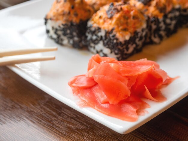 Foto rollos de gengibre em conserva com enguia shiitake sésamo unagi molho cozinha asiática prato tradicional sushi