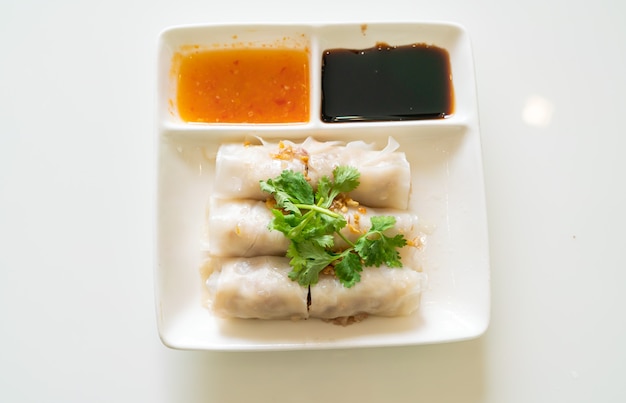 Rollos de fideos de arroz al vapor chino con cangrejo - estilo de comida asiática