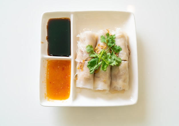 Rollos de fideos de arroz al vapor chino con cangrejo - estilo de comida asiática