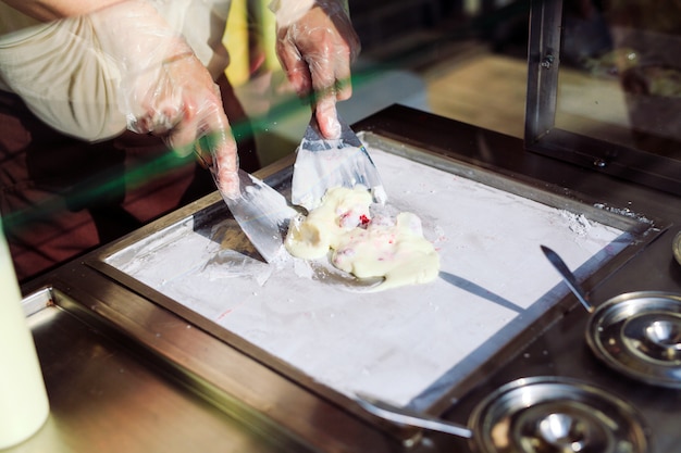 Rollos de helado salteados en una sartén