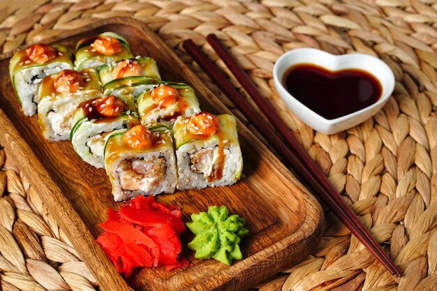 Rollos japoneses servidos envueltos en pepino con salsa picante vista superior Foto de alta calidad