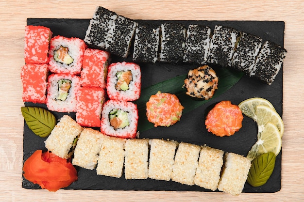 Rollos japoneses sobre fondo negro aislado con reflejos