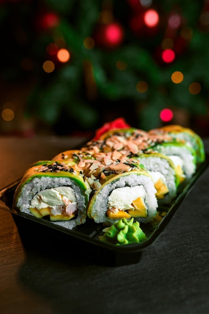 Rollos japoneses tradicionales en el fondo de un árbol de Navidad decorado