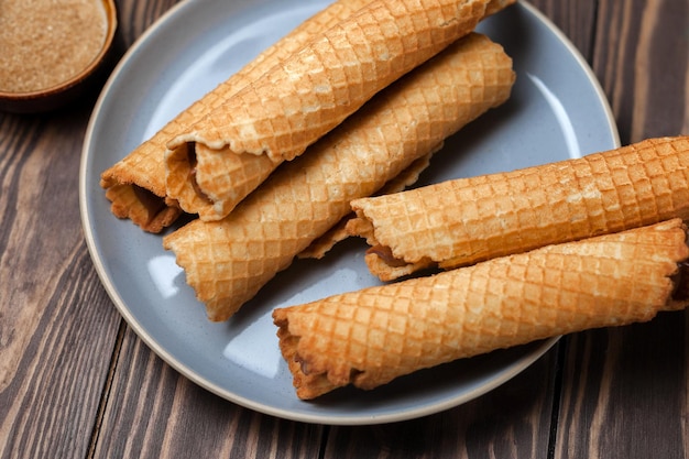 Foto rollos de oblea con leche condensada waffle fino y crujiente enfoque selectivo