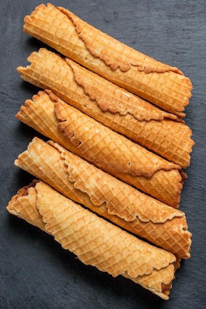 Rollos de oblea con leche condensada waffle fino y crujiente enfoque selectivo