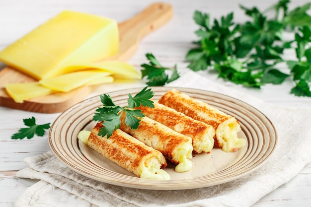 Rollos de pan frito y queso parmesano