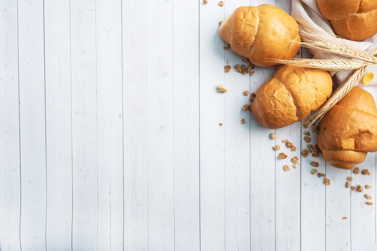 Rollos de pan de trigo fresco sobre la mesa