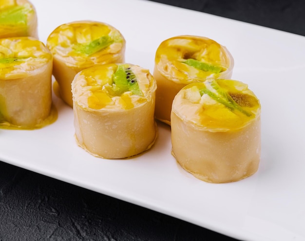 Rollos de panqueque dulces con kiwi