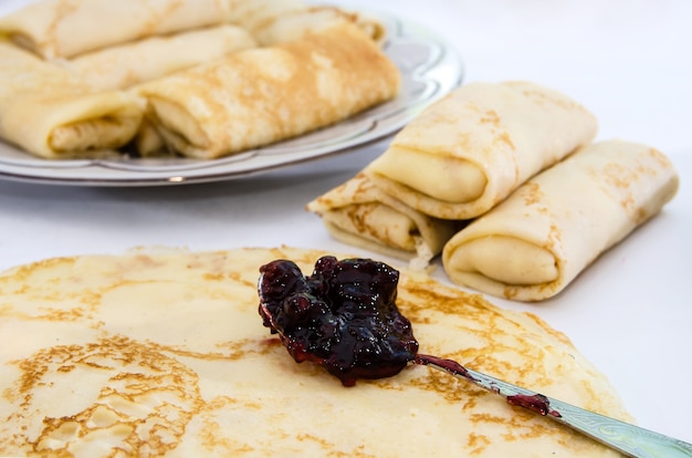 Rollos de panqueques caseros con arándanos