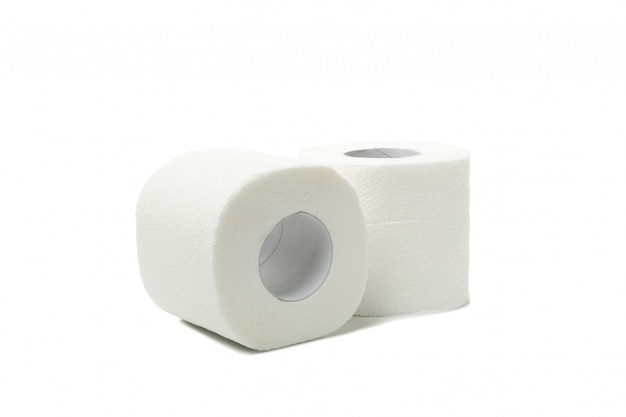 Rollos de papel higiénico aislados en blanco