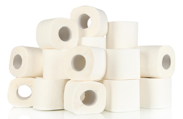 Rollos de papel higiénico aislados en blanco