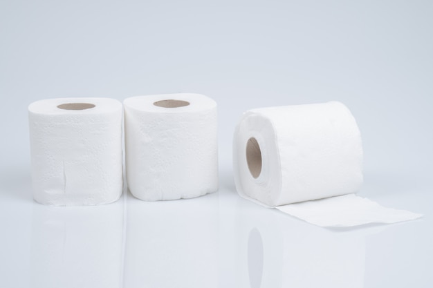 Rollos de papel higiénico aislados