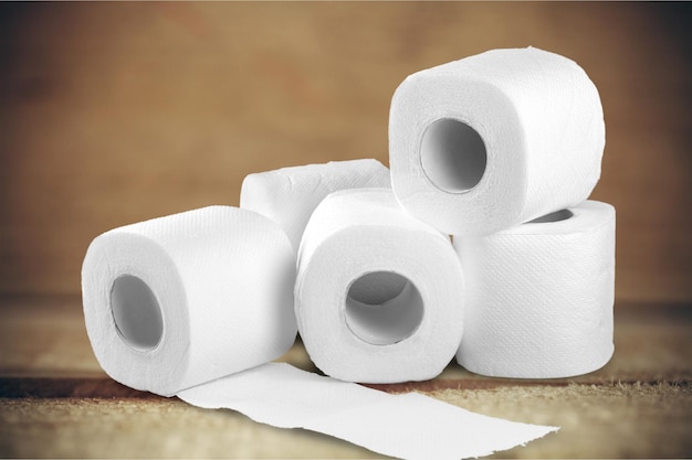 Rollos de papel higiénico blanco aislado en beige