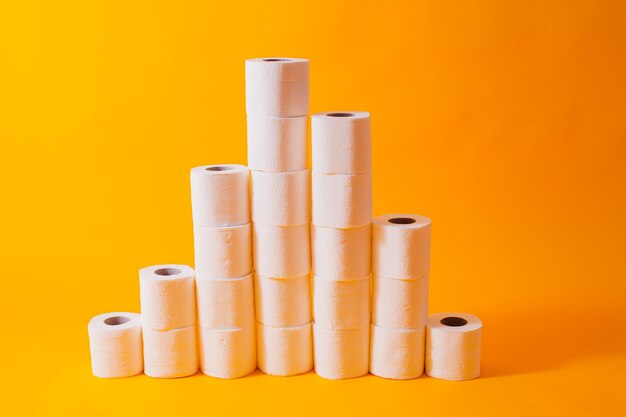 Rollos de papel higiénico información gráfica columnas de diferentes alturas en el amarillo