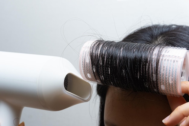 rollos de pelo para productos de belleza sobre un fondo blanco