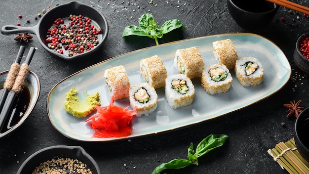 Rollos con pescado de pepino y queso en un plato Sushi Vista superior Estilo rústico