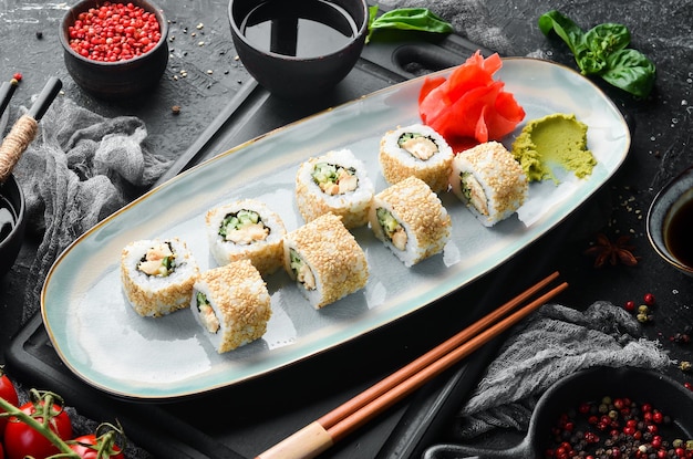 Rollos con pescado de pepino y queso en un plato Sushi Vista superior Estilo rústico