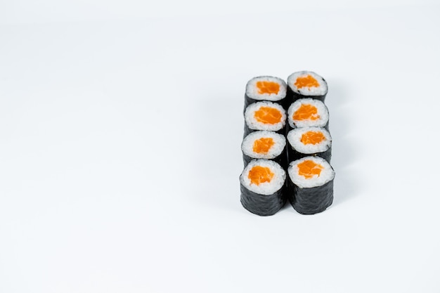 Rollos de pescado rojo, arroz fresco con salmón envuelto en nori.