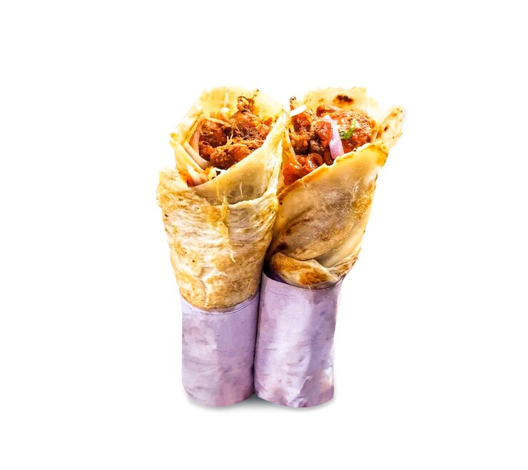 Rollos de pollo Kathi de comida rápida india paratha shawarma papel de envoltura en fondo blanco Rollos de pollo